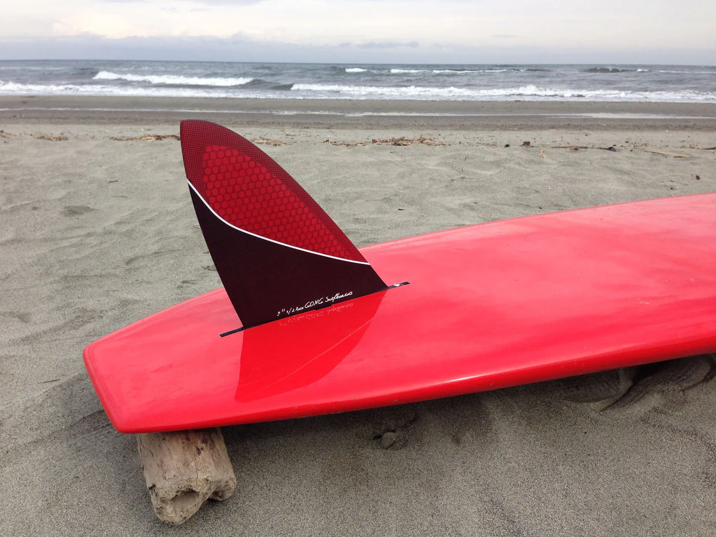 GONG | Fin US Red Honeycomb Race 9.5" 240mm - Image 3