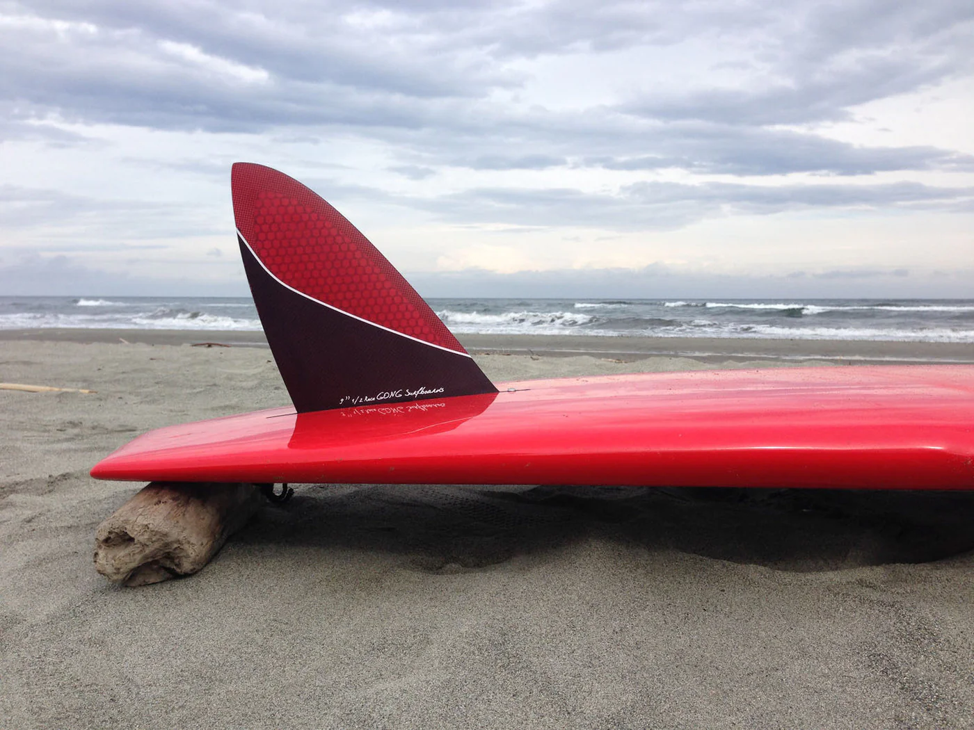 GONG | Fin US Red Honeycomb Race 9.5" 240mm - Image 4
