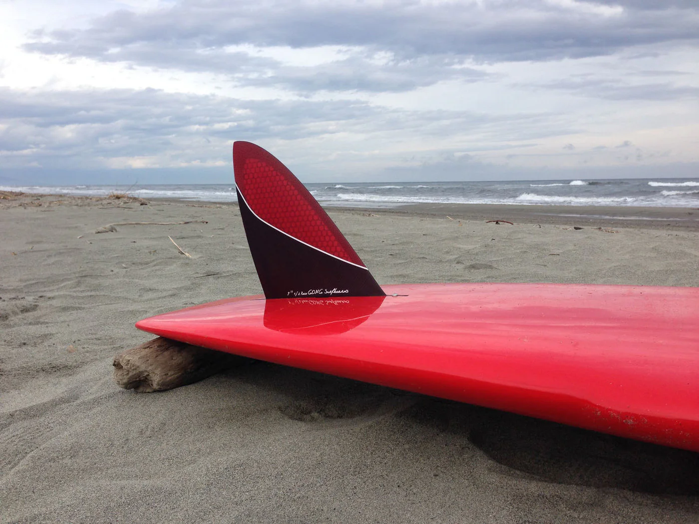 GONG | Fin US Red Honeycomb Race 9.5" 240mm - Image 5