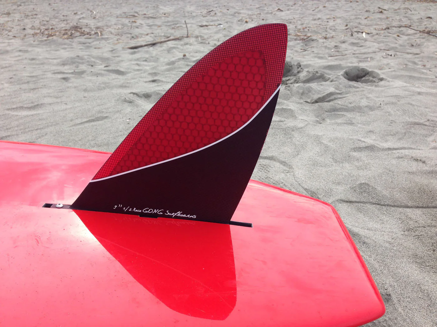GONG | Fin US Red Honeycomb Race 9.5" 240mm - Image 6